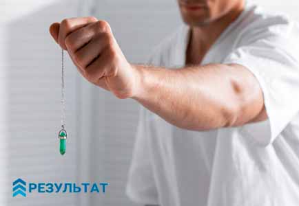 Методы процедуры гипнотерапии Кулон на цепочке для гипноза в руке врача